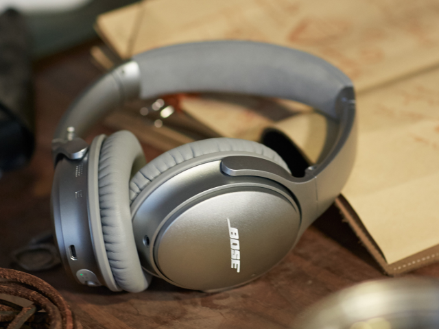 Bose's QuietComfort 35 would likely be in the crosshairs of Apple's reportedly high-end noise-cancelling headphones.