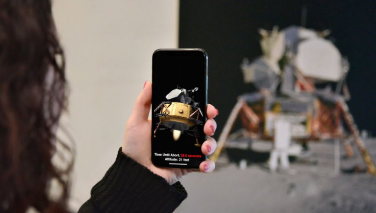 Dimostrazione della realtà aumentata di Apple, utilizzando uno smartphone al posto delle cuffie.