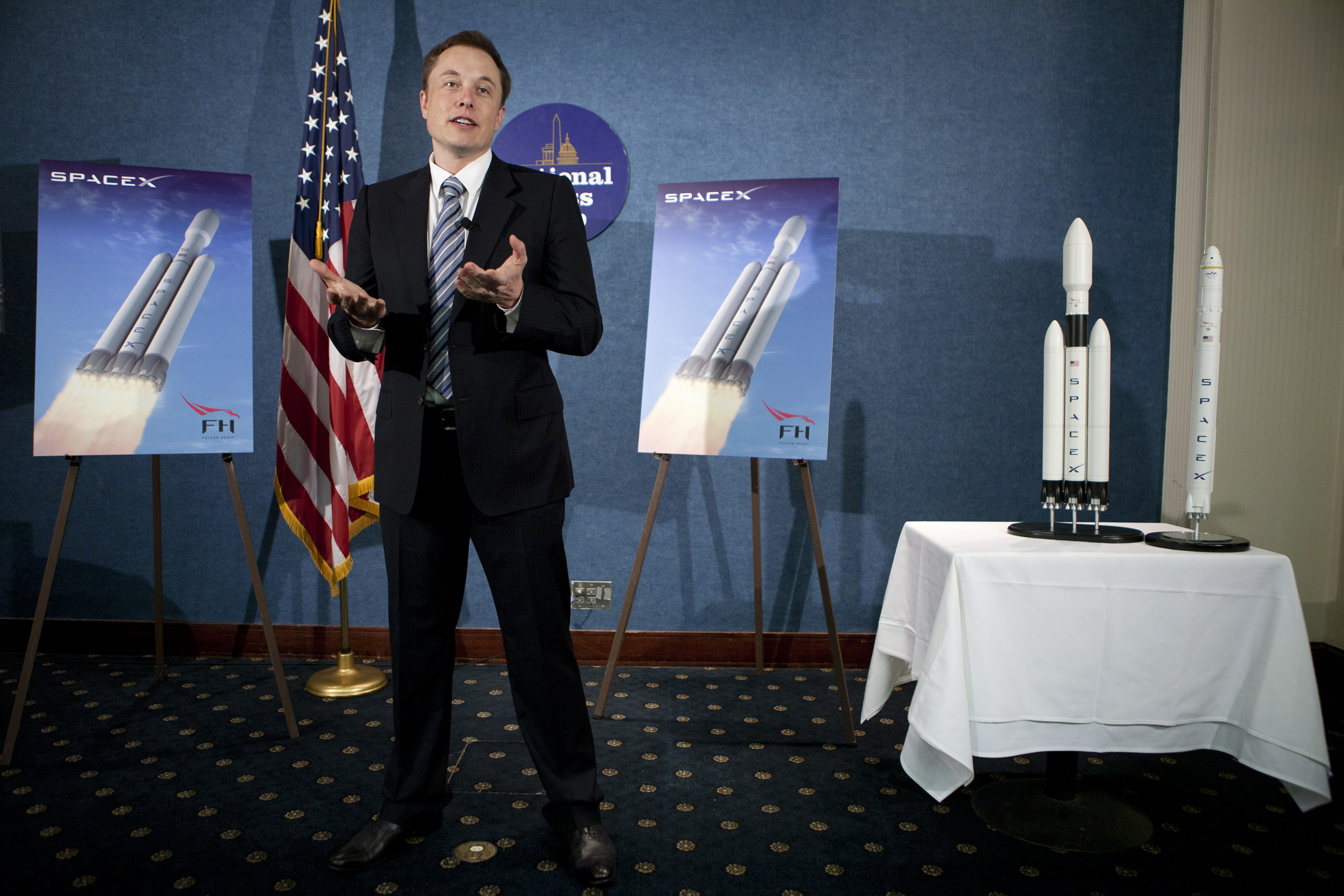  2011 年 4 月 5 日，马斯克在美国全国新闻俱乐部上首次宣布了重型猎鹰火箭的计划