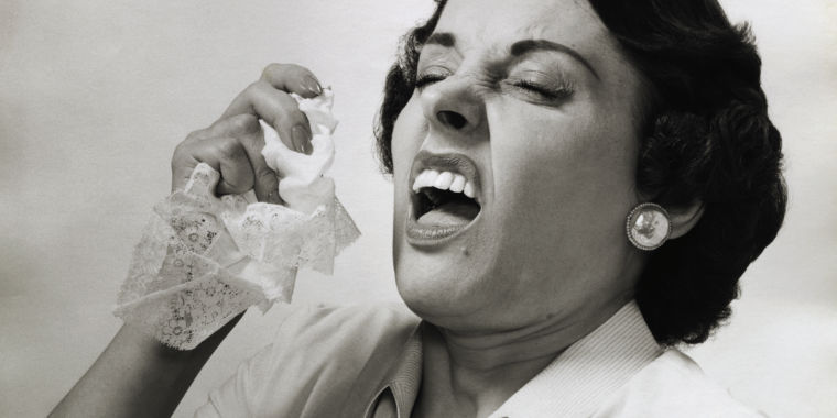 Опасности чихания: от выброшенных кишок до порванных дыхательных горл