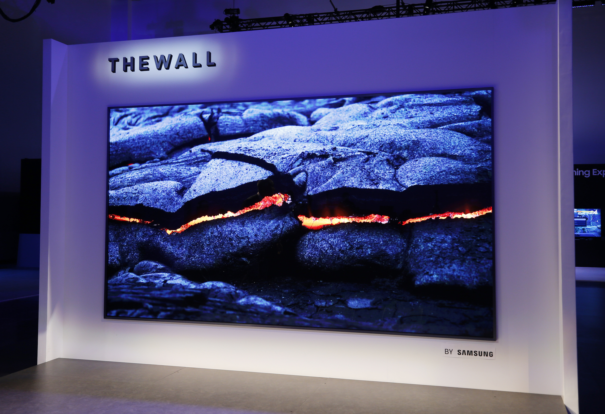 [Obrázek: The-Wall-Modular-MicroLED-146-inch-TV-21.jpg]