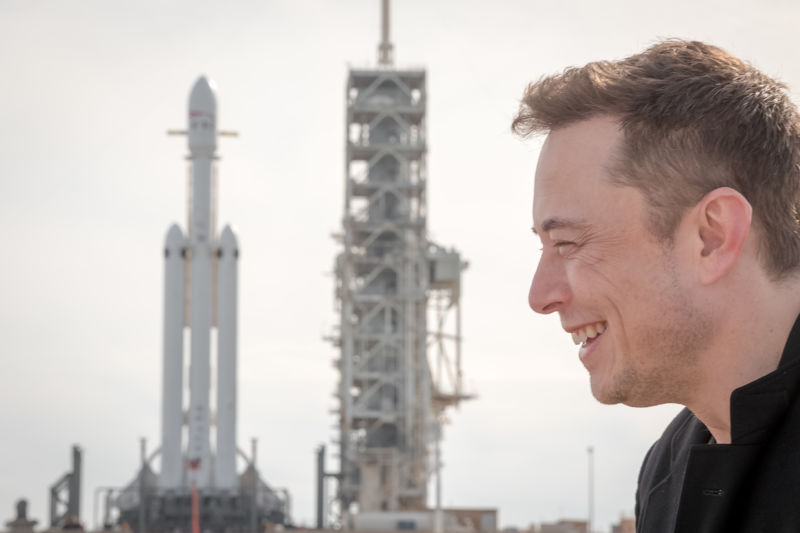 Musk at the launch pad on Monday with Ars.