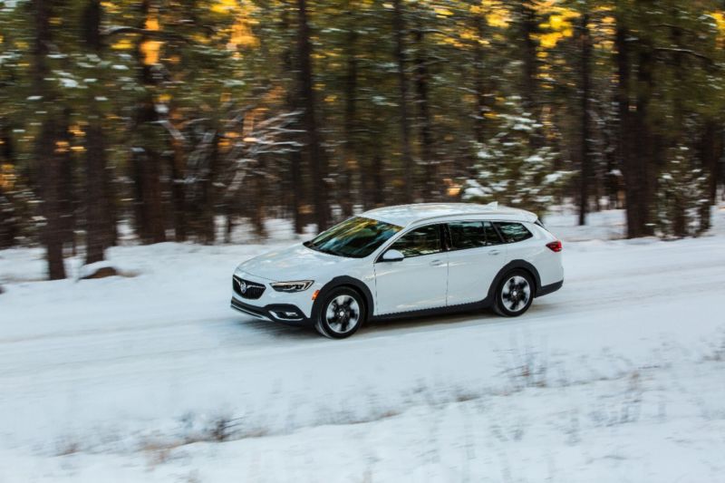 2018-Buick-Regal-TourX-117-800x533.jpg