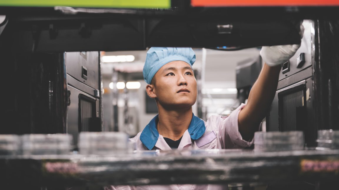 Ex-Apple employees say company ignored China labor-law violations - Ars ...