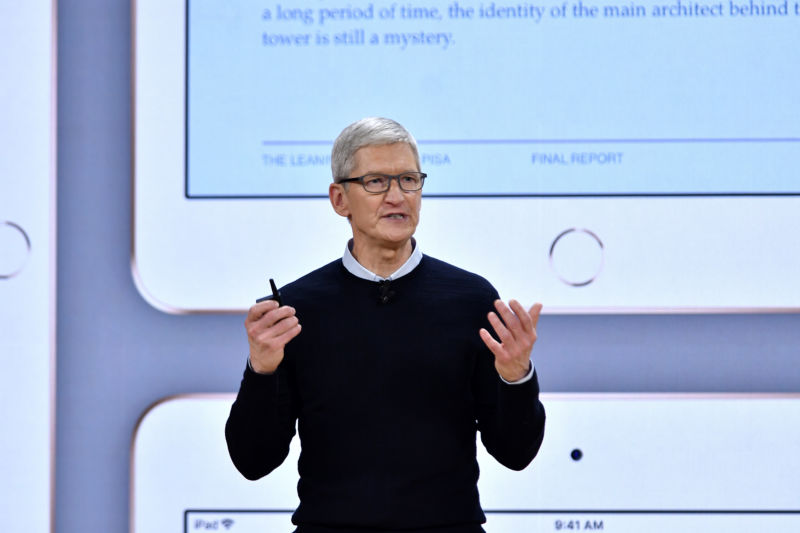 苹果公司首席执行长库克(Tim Cook)跟一群人说话。