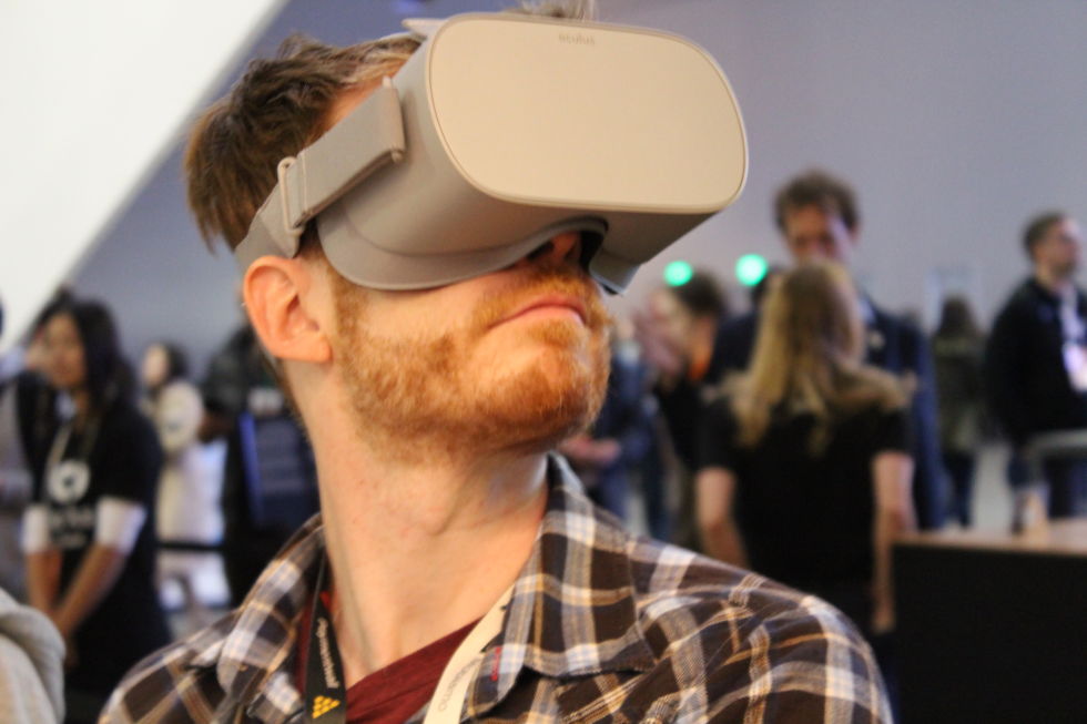 Oculus representatives took photos of Sam Machkovech using the Oculus Go. Look, ma—no wires!