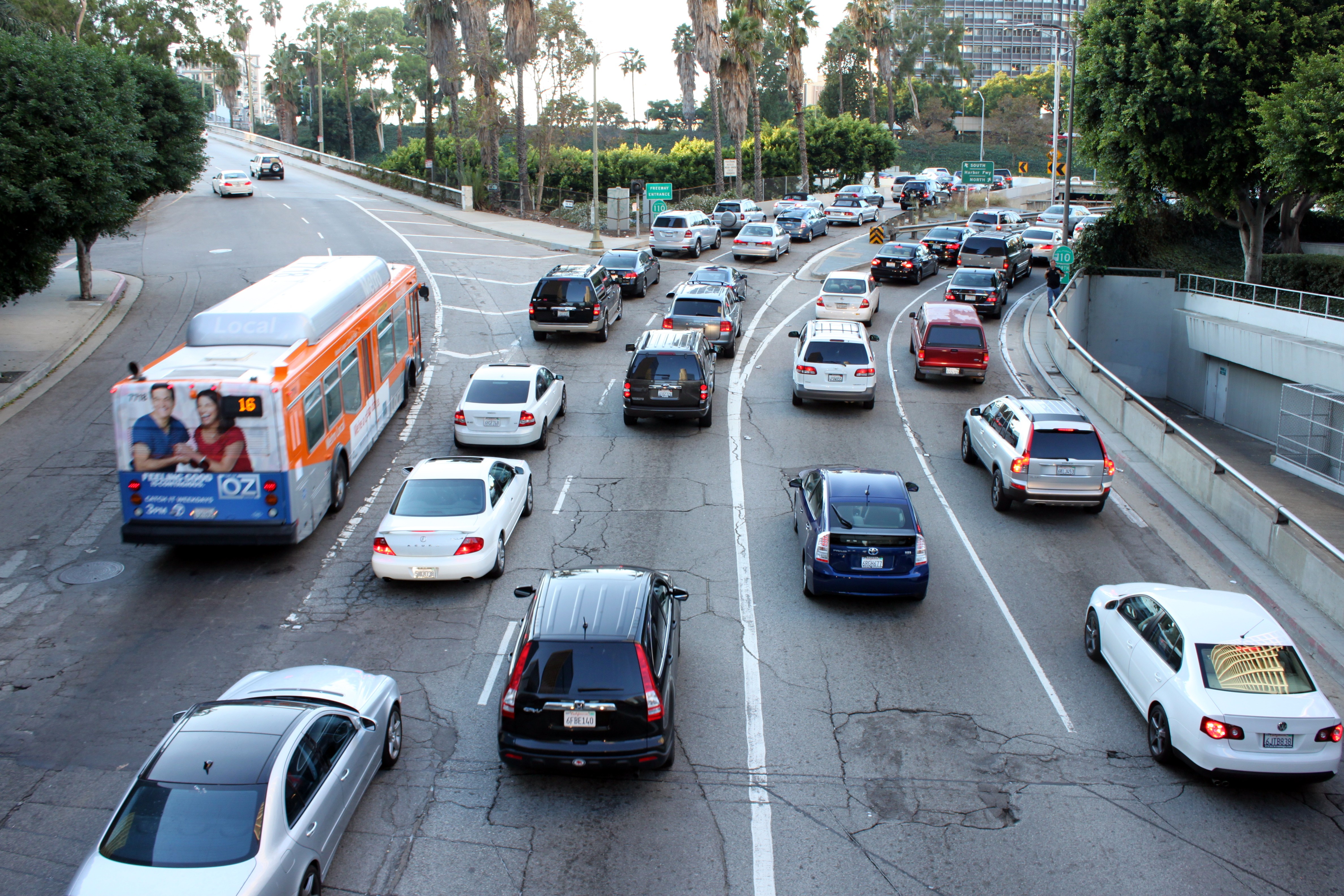 Here traffic. Лос Анджелес автомобильное движение. Лос Анджелес пробки. Трафик в Лос Анджелесе. Лос Анджелес левостороннее движение.