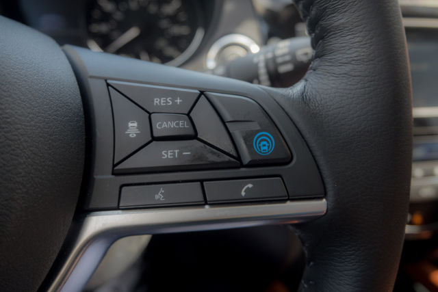 The button to activate ProPilot Assist. It impressed us in the <a href="https://arstechnica.com/cars/2017/12/the-all-new-2018-nissan-leaf-driven/">Nissan Leaf</a> and it impressed us here in the Rogue. Sorry about the thumb print!