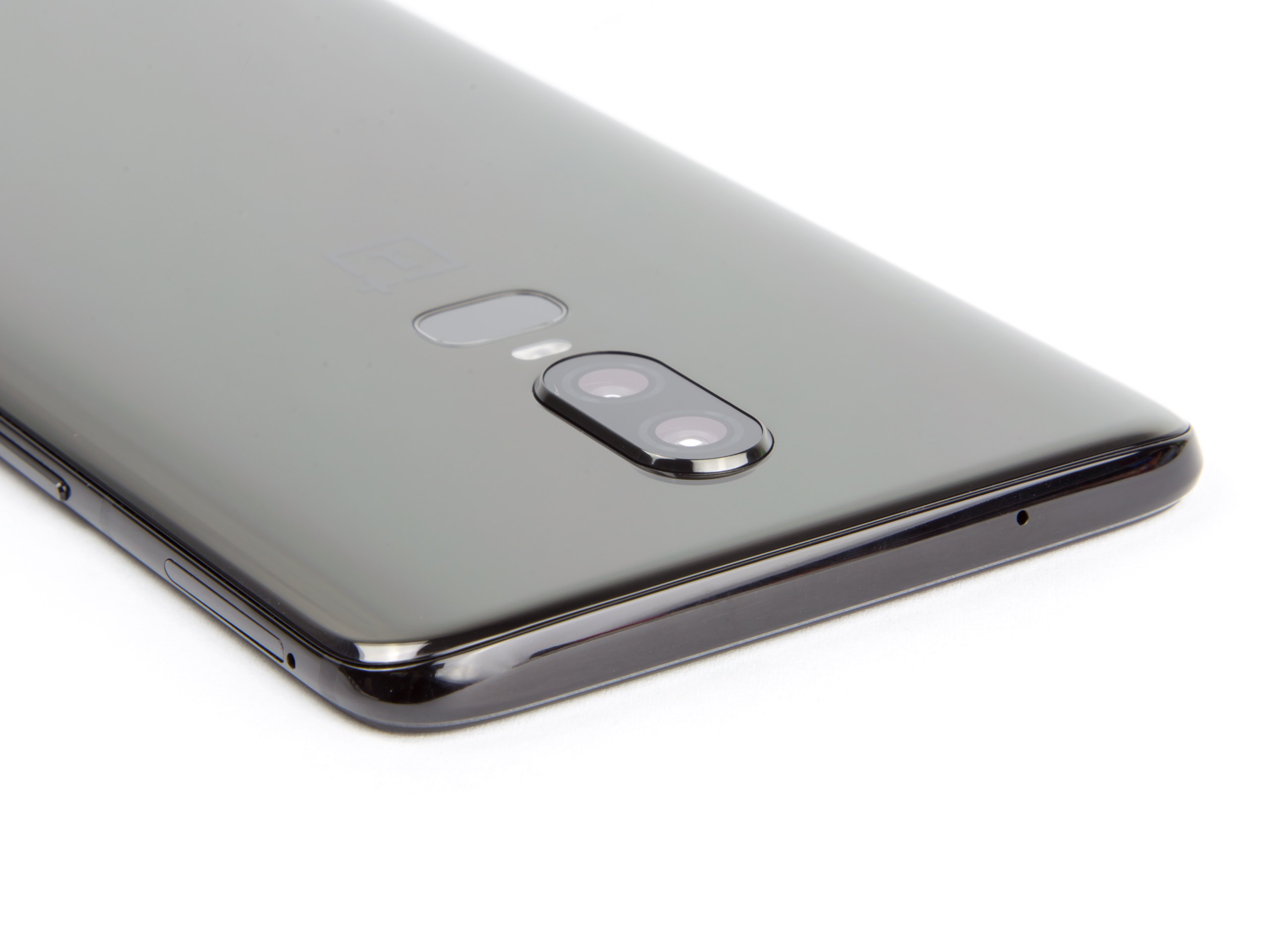 Hands-on with the OnePlus 6: An all-glass, notched smartphone for