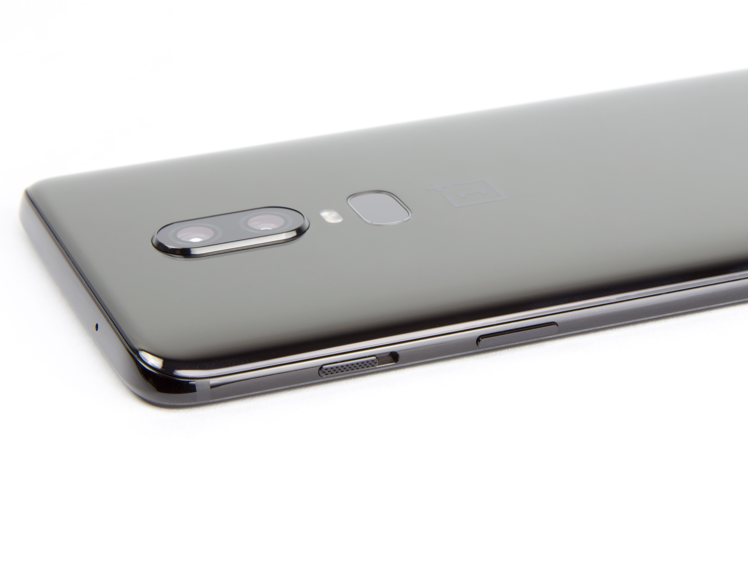 Hands-on with the OnePlus 6: An all-glass, notched smartphone for $529 ...