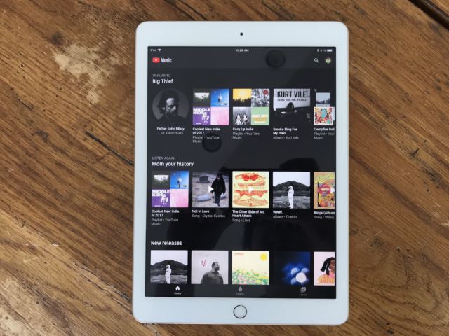 改进的YouTube音乐应用的主屏幕，在iPad上运行。 