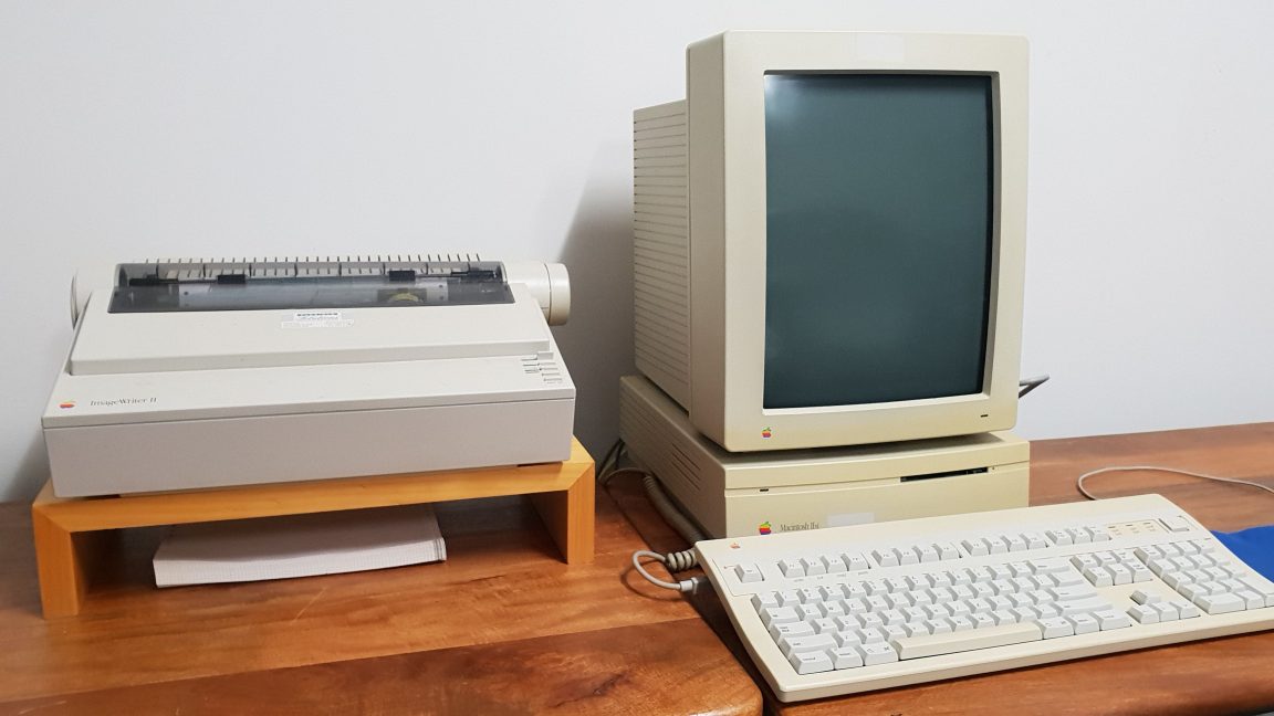 Macデスクトップ old Mac Macintosh IIci Portrait Display Mac