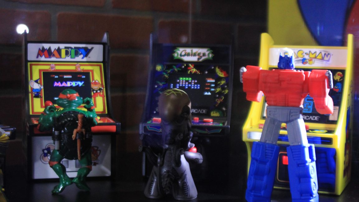 Action figures play tiny arcade cabinets