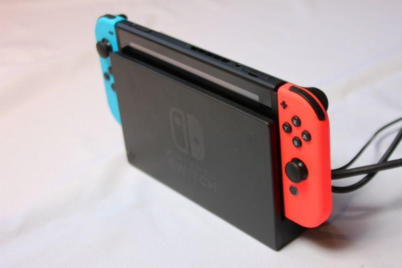 does nintendo switch come with dock