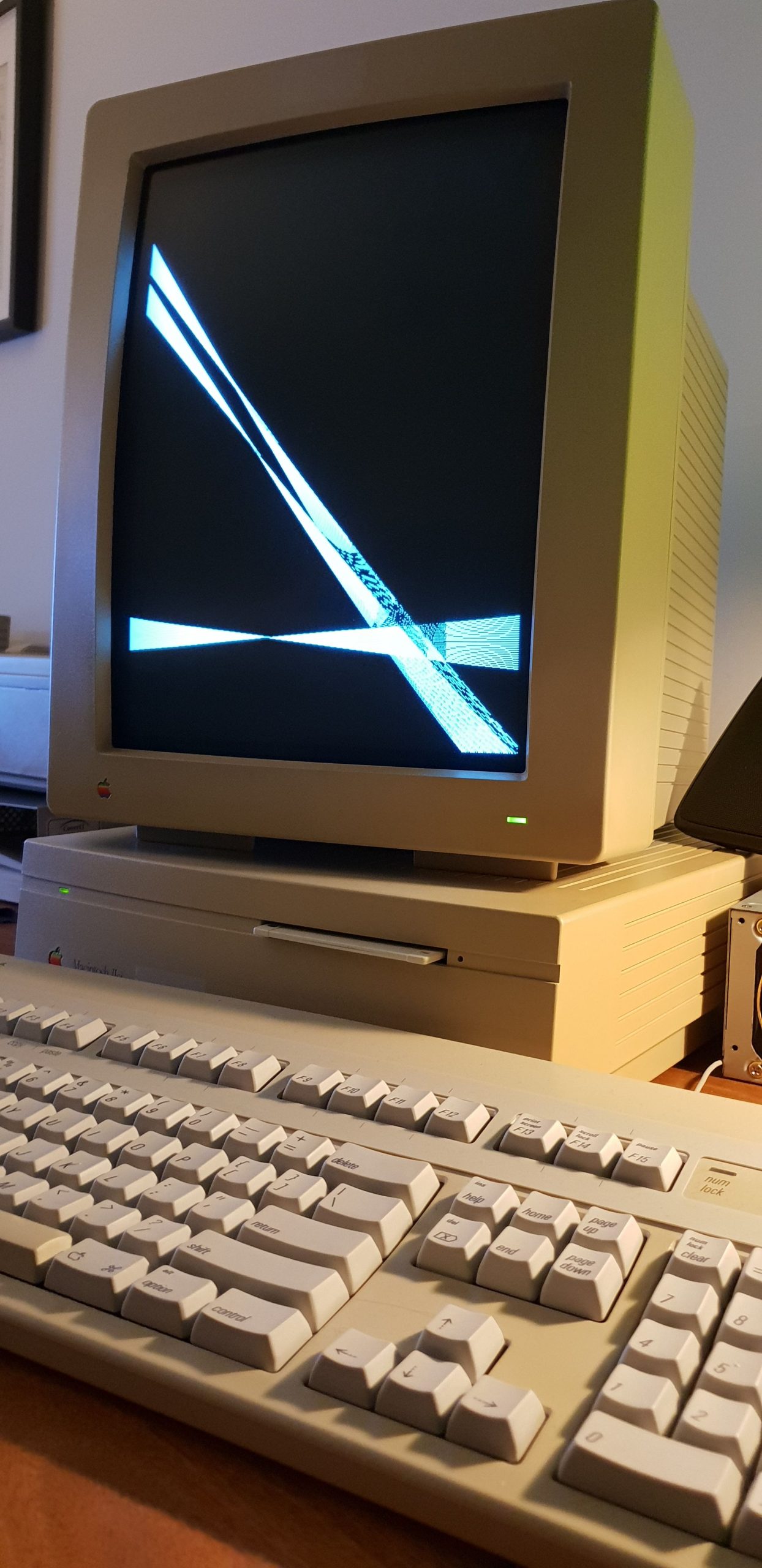 Macデスクトップ old Mac Macintosh IIci Portrait Display The Macintosh Portrait Display, one of my favorite CRT oddities