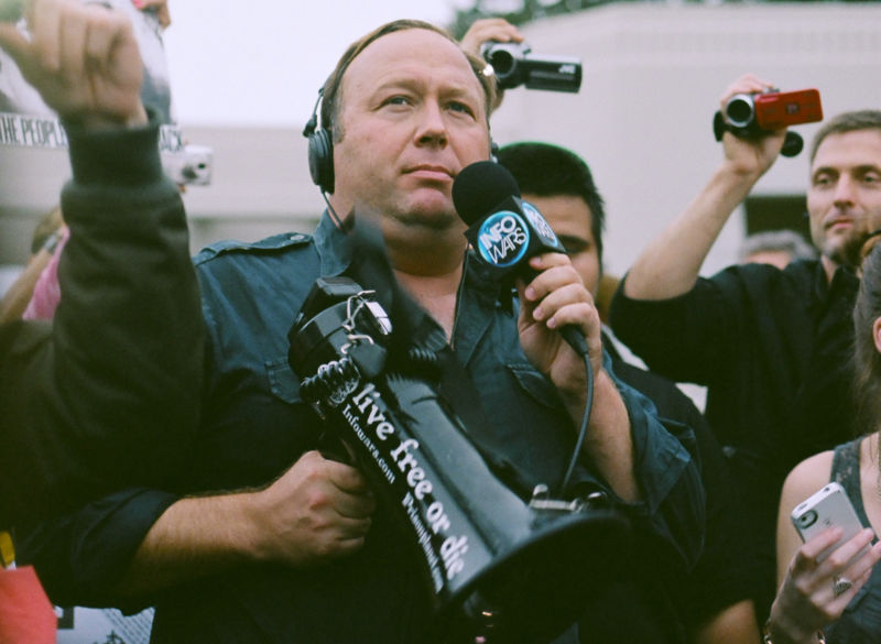 Alex_Jones_12844952283-800x585.jpg