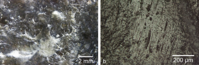 On the left, C-shaped marks from directional percussion are visible with the naked eye. On the right, striations produced by friction show up under a microscope.