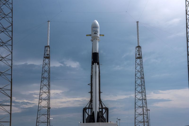 The Block 5 variant of the Falcon 9 rocket, on the launchpad, with its Telstar 19V payload.