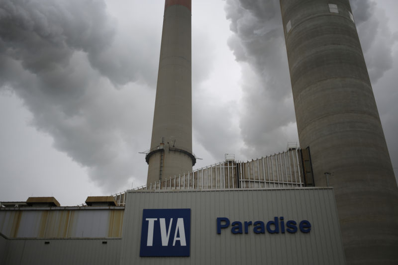 Water vapor rises from the Tennessee Valley Authority Paradise Fossil Plant in Paradise, Kentucky, U.S., on Tuesday, Aug. 13, 2013. The plant generates and delivers 14 billion kilowatt-hours of coal-fired electricity per year to Western Kentucky and Nashville, Tennessee. Photographer: Luke Sharrett/Bloomberg via Getty Images