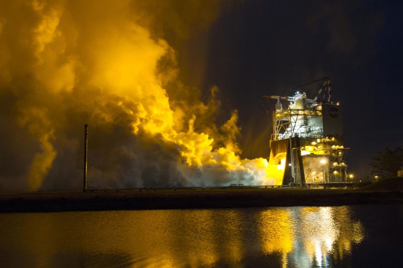 La NASA teste un moteur-fusée RS-25 sur le banc d'essai A-1 du centre spatial de Stennis.