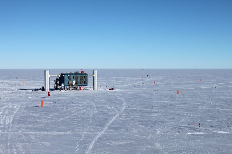 Picture of the IceCube control room on the ice in the antarctic.