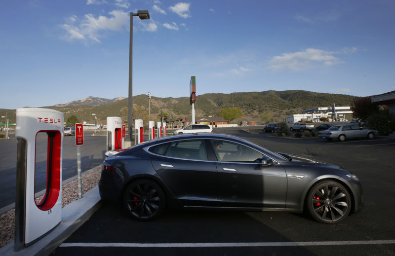 Tesla Remotely Extends Car Batteries To Help With Hurricane