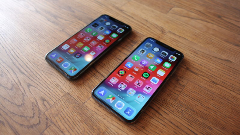 iPhone XS and iPhone X front view
