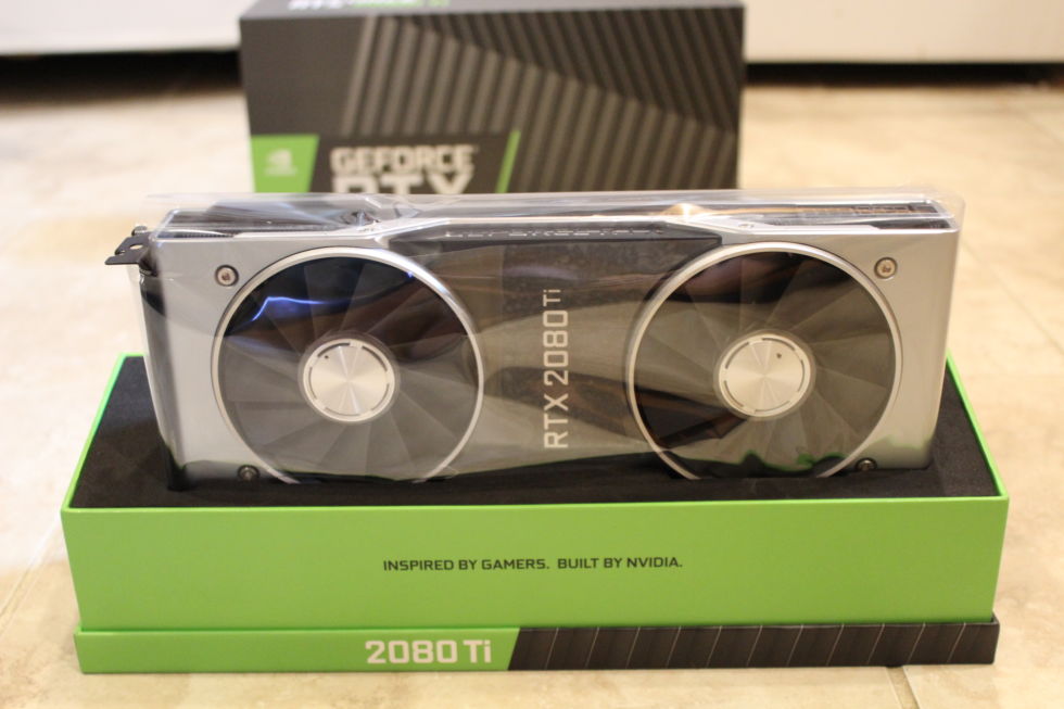 Dites bonjour à la GeForce RTX 2080 Ti vendue au détail, emballée dans sa boîte.