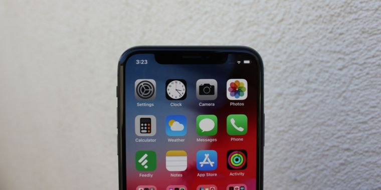 photo of Apple releases iOS 12.0.1 to fix charging and WiFi bugs image