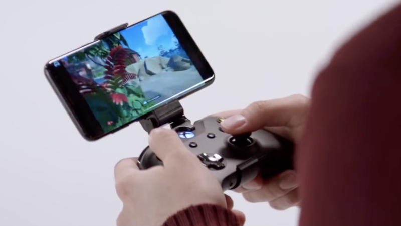 Sea of Thieves streaming to a smartphone with an attached Xbox One controller.