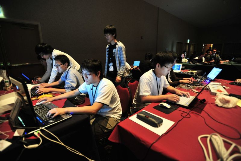 1280px-DEF_CON_17_CTF_competition-800x53