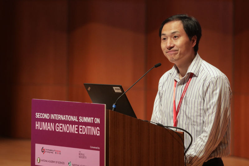 Chinese geneticist He Jiankui expresses at the Second International Summit on the Modification of the Human Genome at the University of Hong Kong a few days after claiming to have altered the genes of the embryo of a human being. pair of binoculars before birth, causing an uproar among scientists in the field.