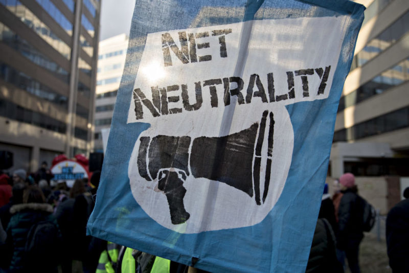 getty-net-neutrality-bullhorn-sign-800x5