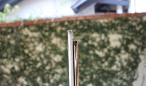 The thickness of the iPhone XR and iPhone XS compared.