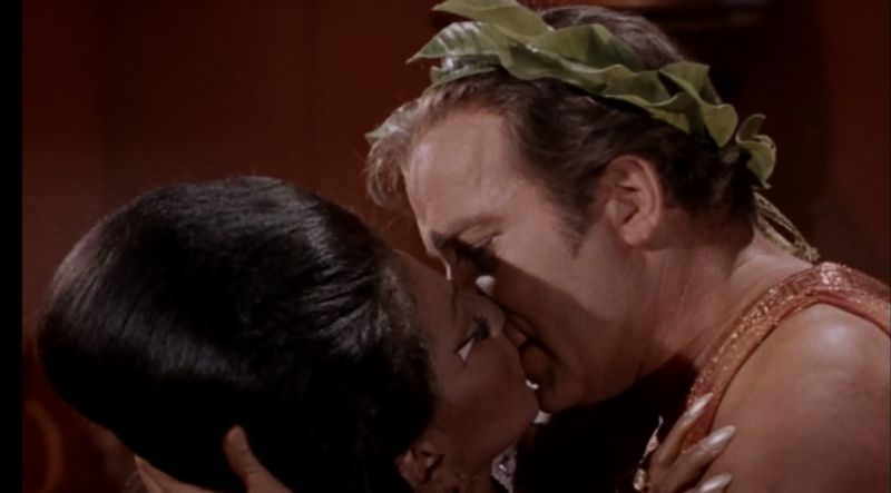 The kiss, which takes place during one of the episode's final scenes.