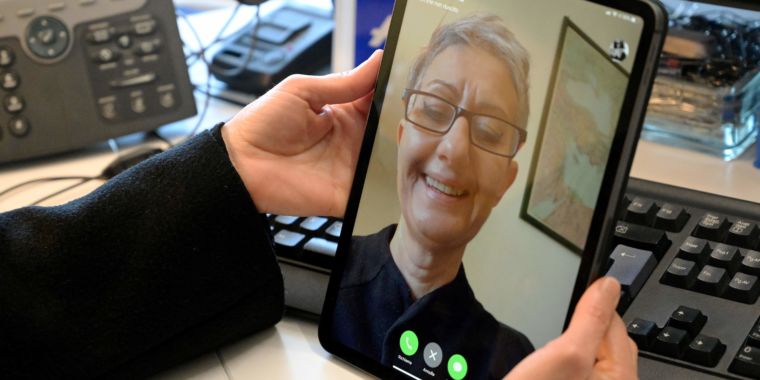 photo of Lawyer sues Apple, claims FaceTime bug “allowed” recording of deposition image