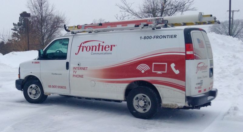 Une camionnette du service des communications frontalières stationnée dans une zone enneigée.