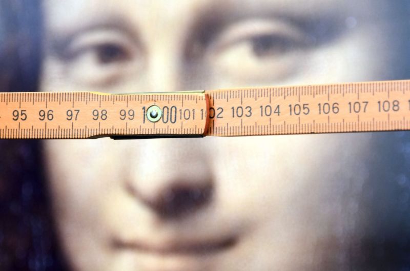 Researchers at Bielefeld University in Germany used folding rulers for measurement to test the effect. Study participants indicated the number they thought <em>Mona Lisa</em>'s gaze was directed at.