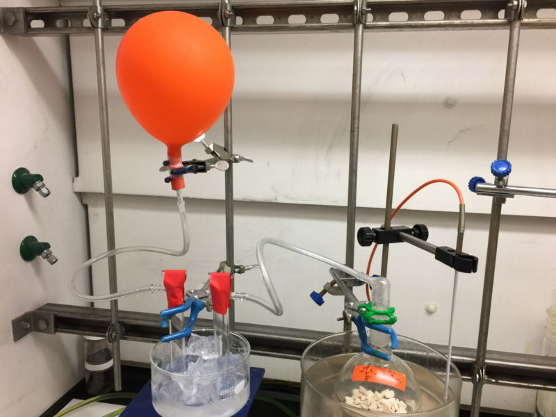 CO<sub>2</sub> being released by mild heating of the BIG-bicarbonate solid.