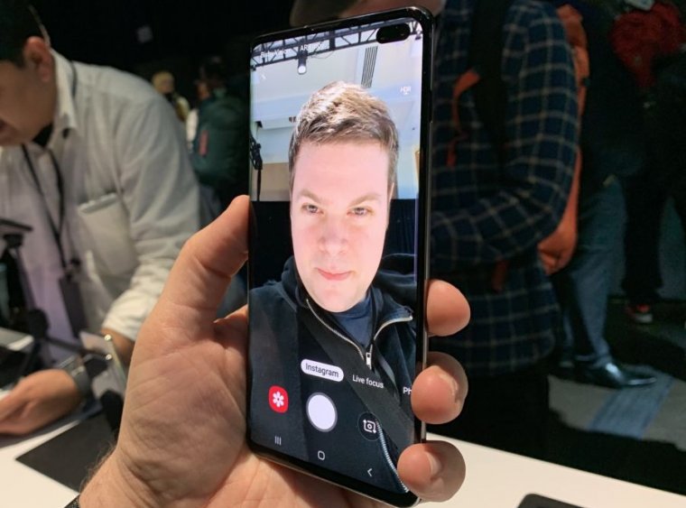 Take a selfie on the Galaxy S10 Plus.