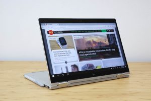 The HP Elitebook x360 1040 G5 sitting on a wooden table.