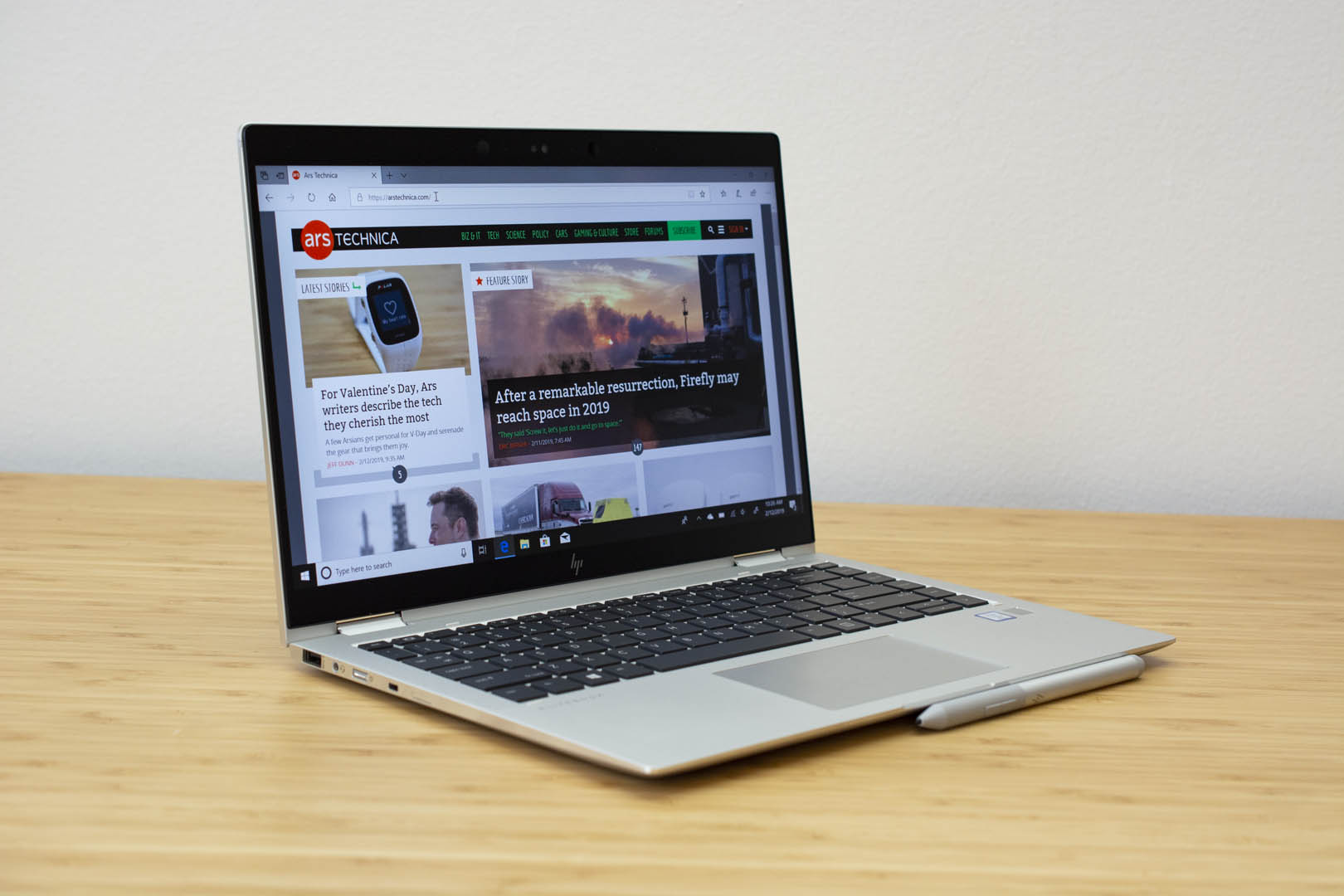 The HP Elitebook x360 1040 G5 sitting on a wooden table.