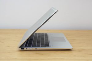 The HP Elitebook x360 1040 G5 sitting on a wooden table.