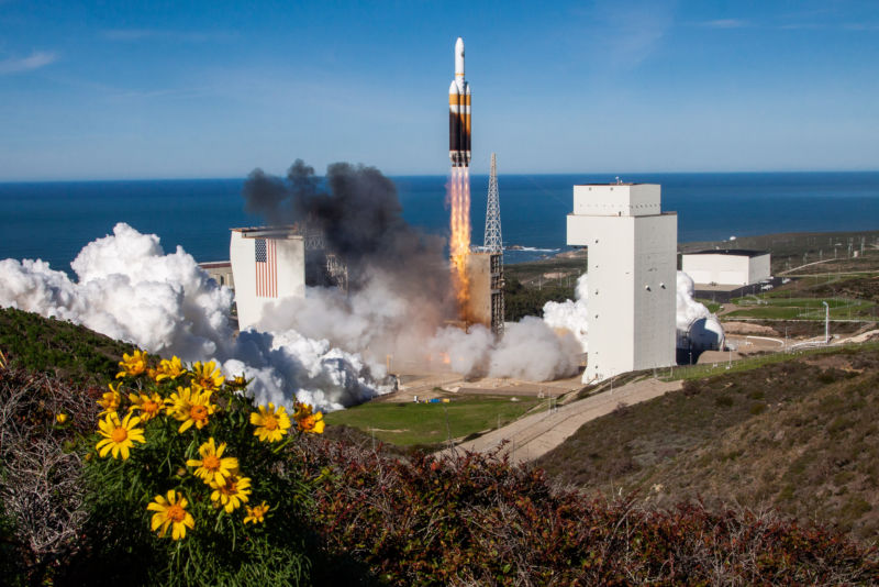 A United Launch Alliance Delta IV Heavy lifts the NROL-71 payload on Jan. 19, 2019.