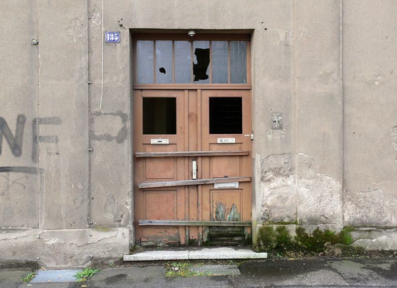 (GERMANY OUT) Leerstehendes Fabrikgebäude im Bonner Stadtteil Friesdorf. Vernagelte Eingangstüre mit zerschlagenen Scheiben    (Photo by JOKER / Karl-Heinz Hick/ullstein bild via Getty Images)