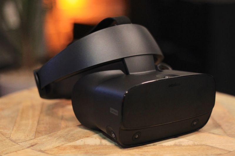 Behold, the Oculus Rift S, the VR company's newest wired PC headset produced by Lenovo. From this angle, you can see four of its five built-in sensing cameras, including two in the front, two on the sides (slightly pointing down), and an upward-facing sensor.