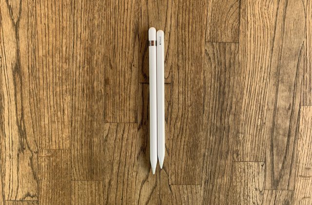 Los lápices ópticos Apple Pencil de primera generación (izquierda) y segunda generación (derecha).  El <a href=