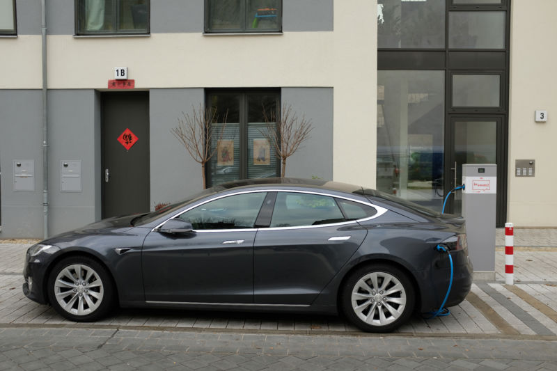 Video Heres What Happens When A Tesla Runs Out Of Battery