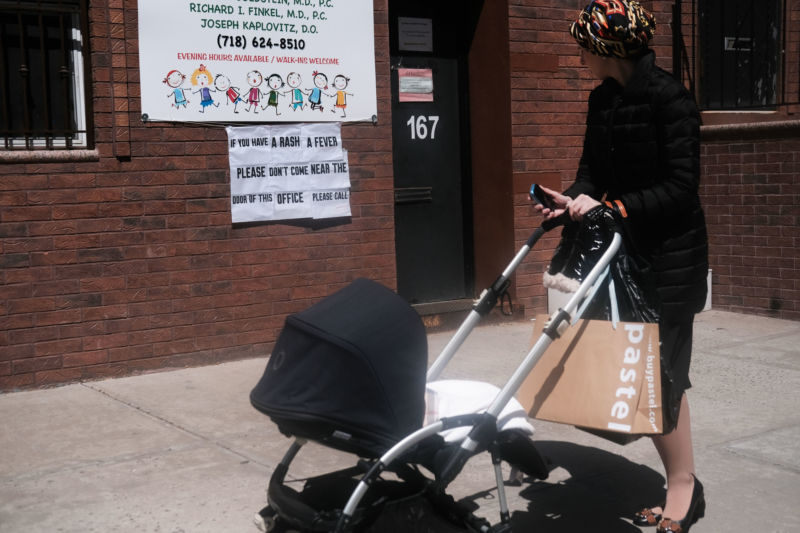 NEW YORK, NEW YORK - APRIL 10: A sign warns people of measles in the ultra-Orthodox Jewish community of Williamsburg on April 10, 2019 in New York. As the measles epidemic continues to spread, New York City Mayor Bill de Blasio has recently announced a state of emergency and asked residents of the ultra-Orthodox Jewish community in Williamsburg to vaccinate against the viral disease.