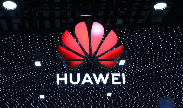 Logo Huawei Géant Sur Scène.